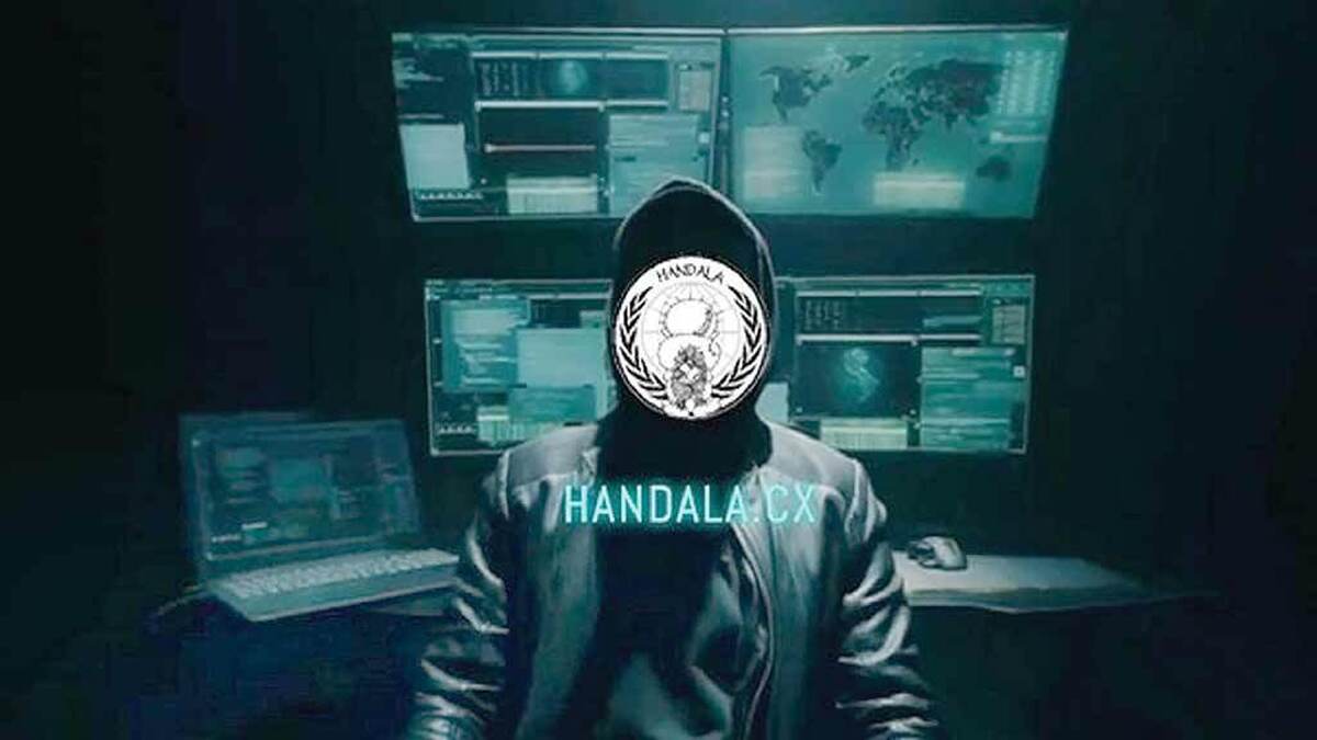 افشای هک تلفن‌همراه رئیس دفتر بنیامین نتانیاهو، آن‌هم درست پیش از سفر پرحاشیه به واشنگتن، مثل جرقه‌ای در انبار باروت سیاست تل‌آویو عمل کرد؛ جرقه‌ای که پرده از شکنندگی امنیتی صهیونیست‌ها برداشت. گروه حنظله با انتشار فایل‌ها و تهدید به افشای بیشتر،روایت رسمی نتانیاهو رابه چالش کشیدو نشان داد پشت نمایش اقتدار، ترسی عمیق از برملاشدن حقیقت جریان دارد. اگر دسترسی به قلب ارتباطات کابینه ممکن شده باشد،پرسش اصلی این است که چه چیزهایی سال‌ها پنهان مانده و چه تصمیم‌هایی با هزینه جان غیرنظامیان گرفته شده است.