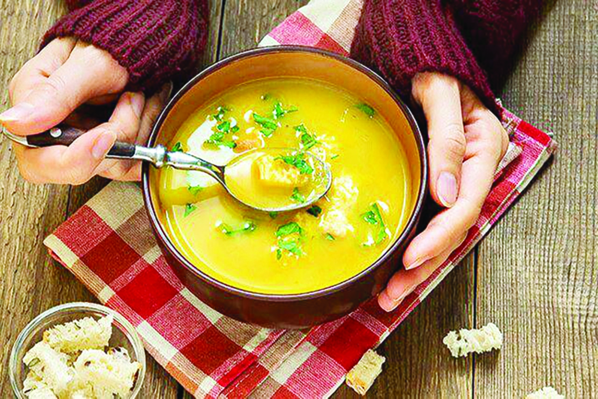 در این‌روزها شیوع آنفولانزا و سرماخوردگی زیاد است و متعاقبا سیستم ایمنی بدن بیشتر تحت فشار قرار می‌گیرد. کم‌شدن نور خورشید، کاهش تحرک و تغییر عادت‌های غذایی باعث می‌شود بدن زودتر خسته شود و آمادگی بیشتری برای ابتلا به بیماری پیدا کند. در این شرایط، تغذیه درست می‌تواند هم به گرم نگه داشتن بدن کمک کند و هم قدرت دفاعی بدن را افزایش دهد.