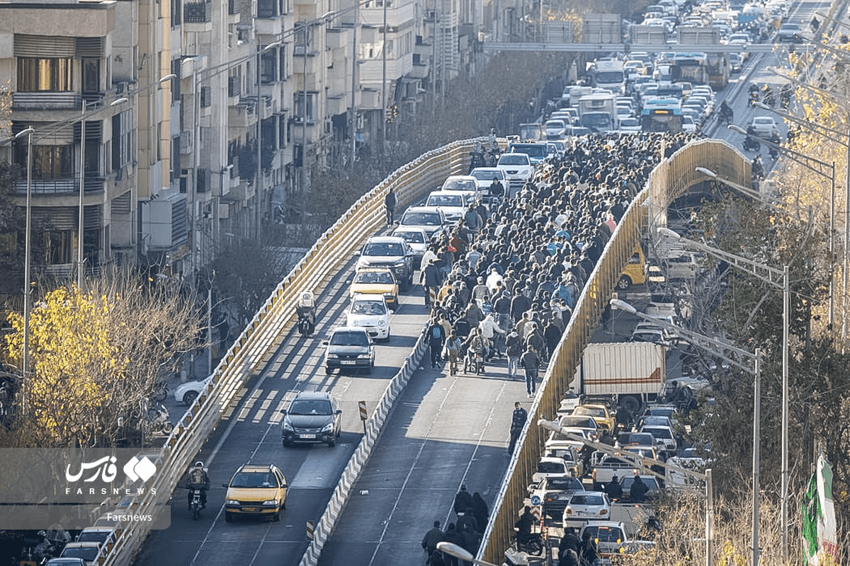 تجمع اعتراضی شماری از کسبه و بازاریان تهران امروز از خیابان لاله‌زار آغاز شد و با حرکت به سمت مرکز شهر، در برخی مقاطع با سردادن شعارهای حاشیه‌ای، فشار به مغازه‌داران و مداخله نیروهای انتظامی برای بازگشایی مسیر همراه شد.