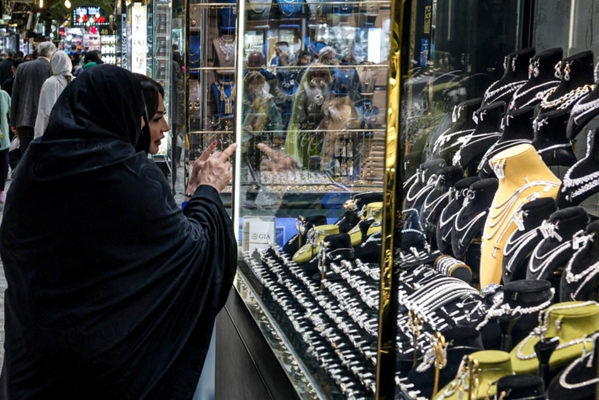 بعد از چند روز افزایش قیمت طلا که با تاثیرپذیری از قیمت دلار آزاد و همچنین افزایش بهای اونس جهانی طلا رخ داده بود، سرانجام بازار تهران روز دوشنبه - هشتم دی - به کاهش قیمت رضایت داد.