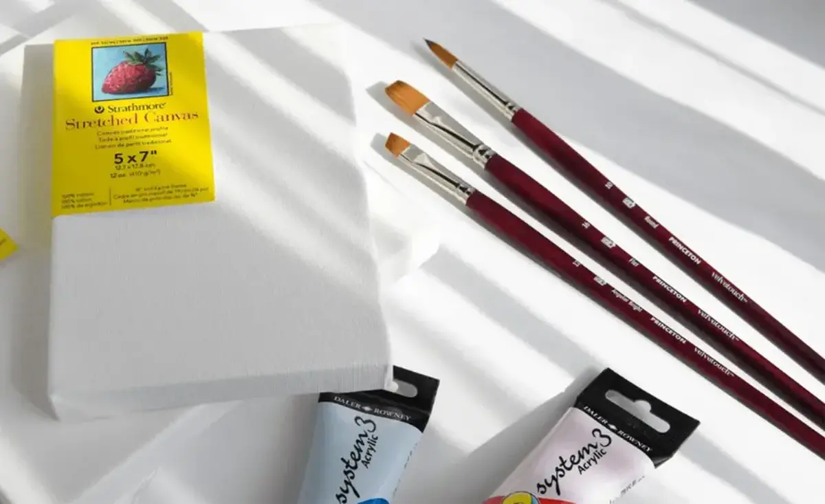 نقاشی روی بوم با آبرنگ اگر اصولی انجام نشود، می‌تواند به پخش شدن رنگ و لکه منجر شود؛ اما با اجرای صحیح مراحل، نتیجه‌ای شفاف و دکوراتیو خواهد داشت. اگر این سؤال را دارید که «آیا آبرنگ روی بوم جواب می‌دهد و چطور باید اجرا شود؟» در این آموزش گام‌به‌گام، تمام نکات لازم از آماده‌سازی بوم تا اجرای جزئیات به‌صورت کاربردی توضیح داده شده است.