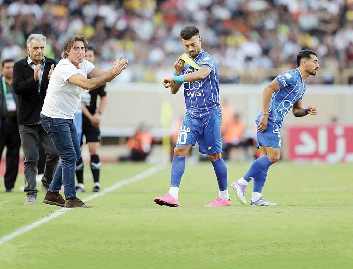 سریال رامین و استقلال حالا بازیگر تازه‌ای دارد؛ ریکاردو ساپینتو که فعلا نقش موسیمانه را تصاحب کرده است. دو مربی خارجی و یک مشکل مشترک. رضاییان و استقلال انگار هیچوقت به ساحل آرامش نمی‌رسند. او با نکونام شروع خوبی داشت و با سهراب رابطه‌اش را تقویت کرد. از قضا با مجتبی جباری هم خوب بود اما این چه رازی است که رامین با مربیان خارجی به مشکل می‌خورد؟!