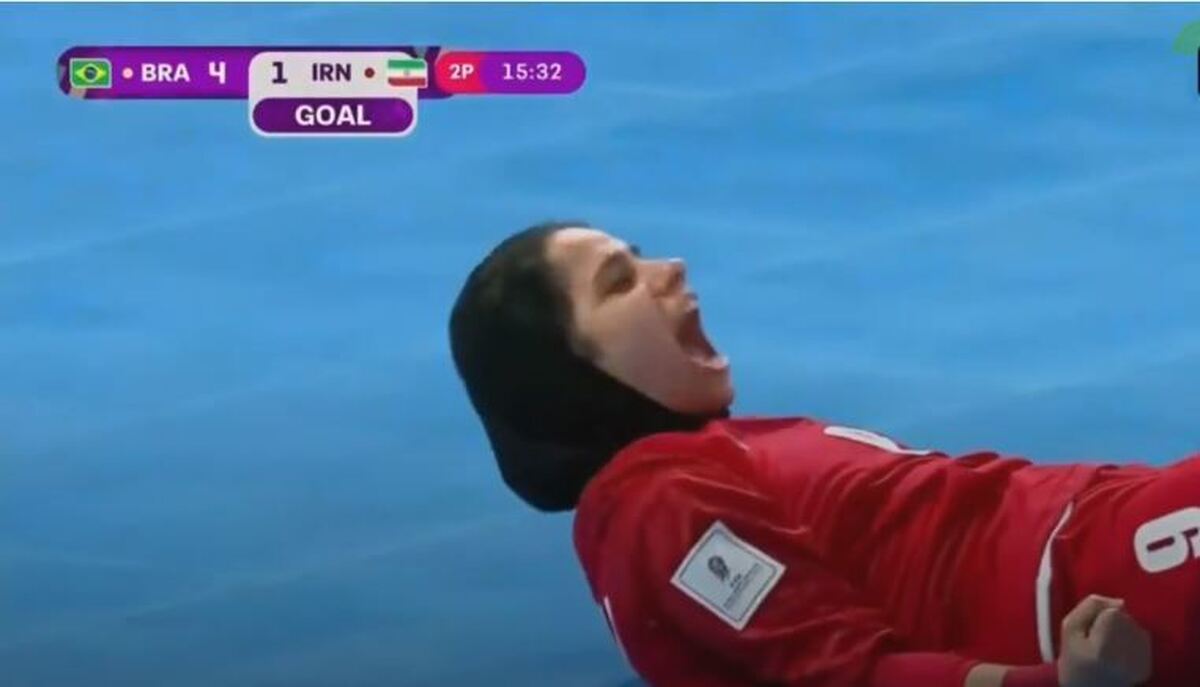 این خیلی مهم است که یکی بتواند به تیم قدرتمند و بزرگی مثل برزیل گل بزند، آن هم در افتتاحیه جام جهانی فوتسال. تصویری که از مهسا کمالی بعد از تک گل ایران به برزیل باقی ماند همانی است که شاید در ذهن علاقه‌مندان به فوتسال باقی بماند، تصویری که در آن مهسا روی زمین افتاده و با تمام وجود فریاد می‌کشد.