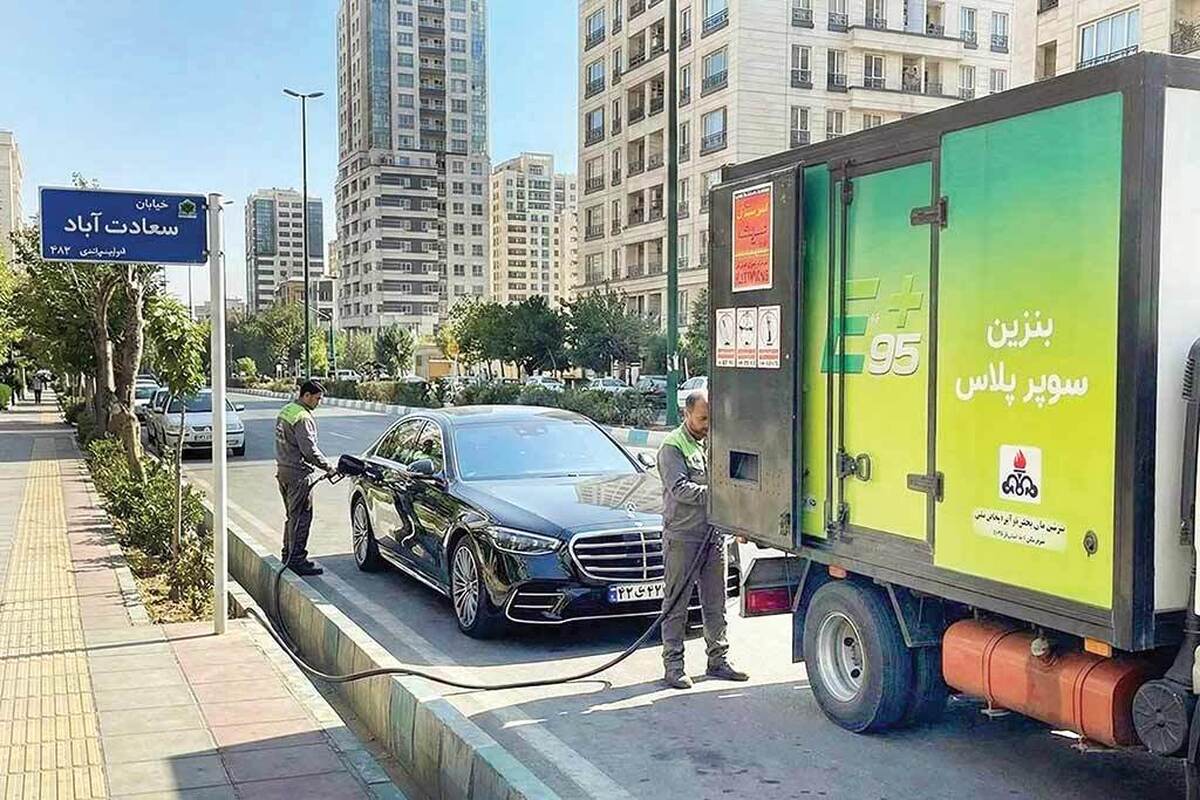 عرضه نخست بنزین سوپر وارداتی در بورس انرژی در ابتدای آذرماه انجام شد و این رویداد به‌عنوان یکی از گام‌های جدید در مسیر شفاف‌سازی قیمت حامل‌های انرژی مورد توجه قرار گرفت. براساس اطلاعیه نخست منتشرشده، قیمت پایه هر لیتر بنزین سوپر وارداتی در این عرضه ۶۵ هزار و ۸۰۰ تومان تعیین شد. 