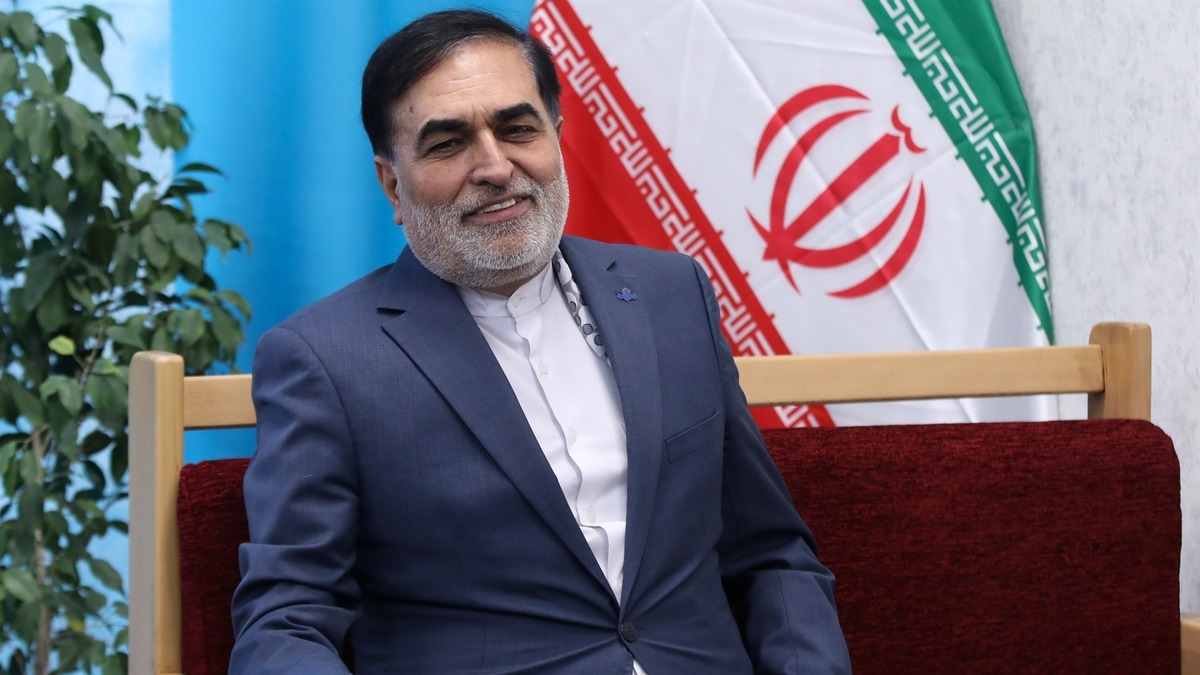 معاون سیاسی صداوسیما باور دارد که این معاونت پیشتاز مسیر تحول رسانه ملی بوده است.