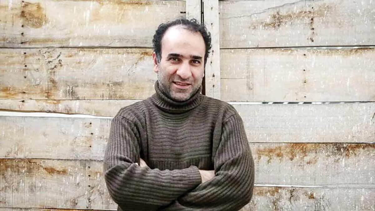 زادگاهت، زمین تو را صدا می‌زند. شهر چشم به راه صدای گام‌هایت مانده است. درخت توت رد پای تو را می‌شناسد. شهری با چهار مناره بلند، گنبد فیروزه‌ای چهره تو را از دور تشخیص می‌دهد؛ همان‌جا که نماز صبح را قضا و سیب سرخی خوانده‌ای؛ بندرگاه مزار‌شریف را می‌گویم و گوش‌ات را دادی به دل ملا ممد جان.