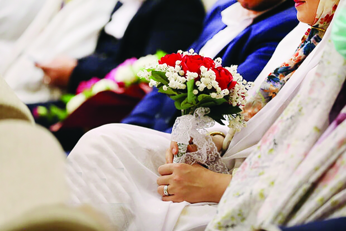 کاهش آمار ازدواج در کشور مسأله‌ای است که این روزها بیشتر کارشناسان نسبت به آن هشدار می‌دهند. اما آنچه در نگاه اول به‌عنوان پدیده‌ای اجتماعی به مسائل روز گره خورده، ریشه‌های عمیقی در تصمیم‌ها و سیاست‌گذاری‌های دهه‌های گذشته دارد. دهه ‌شصتی‌هایی که روزی به‌عنوان سازندگان آینده کشور شناخته می‌شدند، حالا از سن ازدواج عبور کرده و خیلی از آنها دیگر تمایلی به این امر نشان نمی‌دهند.