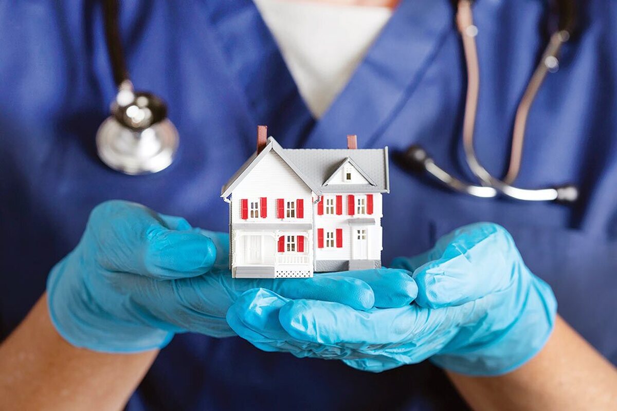 جمعیت سالمند کشور روند افزایشی دارد و به همین دلیل در سال‌های اخیر،خدمات پرستاری در منزل، به یکی از نیازهای اساسی جامعه تبدیل شده است؛ موضوعی که با وجود اهمیت و حساسیتش اما بین اولویت‌های مسئولان قرار نگرفته است؛ آن‌قدر که نه اطلاع‌رسانی‌ها نسبت به مراکز قانونی ارائه‌دهنده این خدمات کافی است و نه حتی بیمه‌های پایه، هزینه‌های این خدمات راکه چندان ارزان نیستند پرداخت می‌کنند.