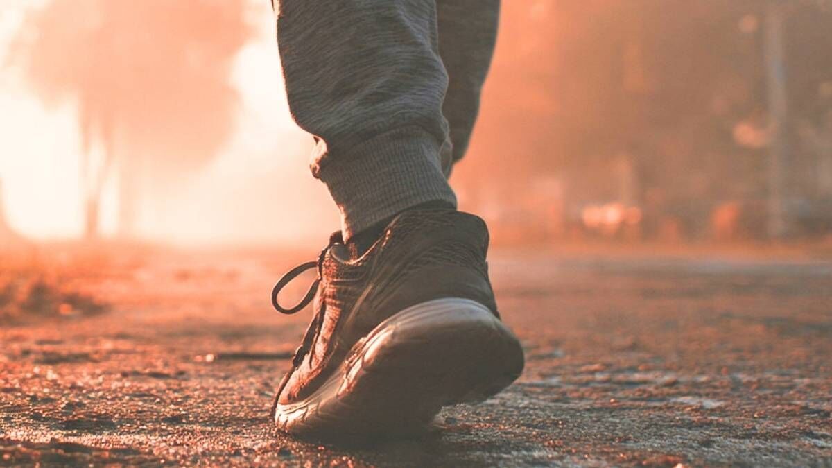 همه می‌دانیم ورزش برای سلامتی مفید است، اما یک پژوهش جدید نشان می‌دهد حتی کوچک‌ترین تغییرات در عادات روزانه نیز می‌تواند تأثیراتی چشمگیر بر طول عمر داشته باشد. بر اساس تحلیل داده‌های بیش از ۱۳۰ هزار نفر، تنها ۵ دقیقه فعالیت اضافی در روز یا کاهش نیم‌ساعته زمان نشستن، با چشمگیر امید به زندگی مرتبط است.