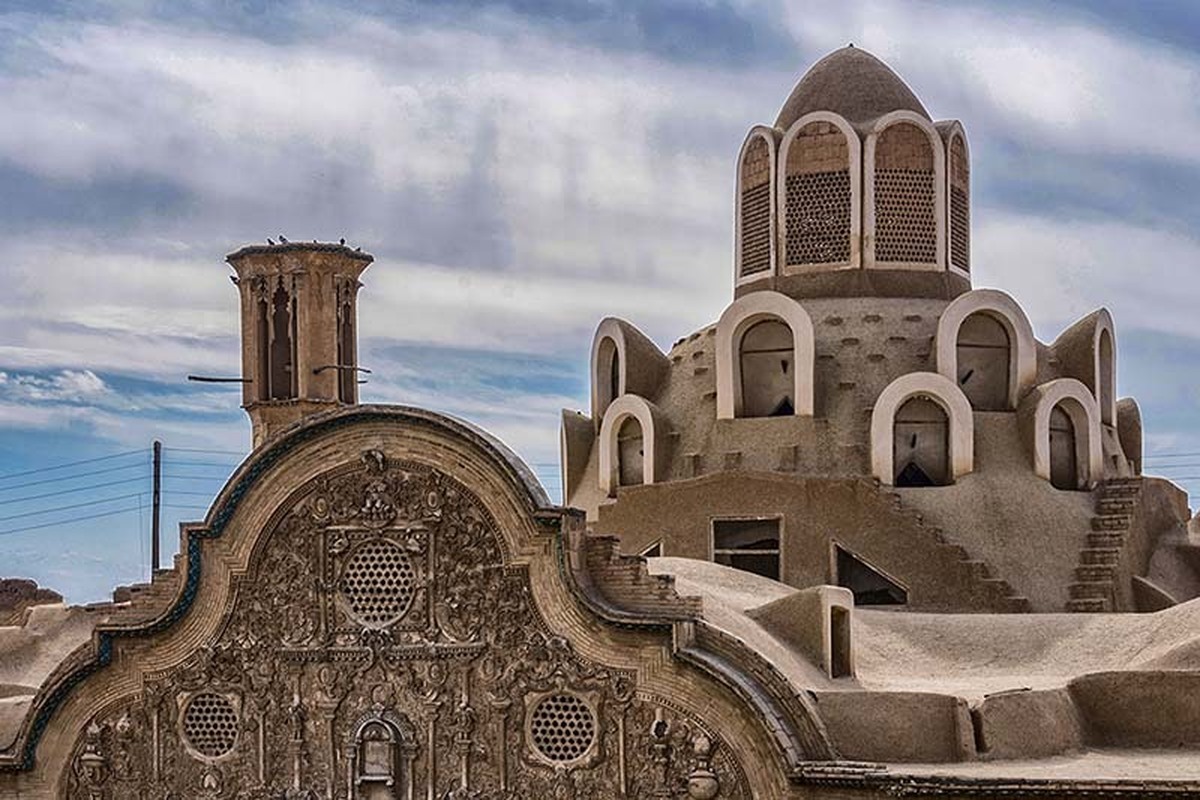 مدیر منطقه یک شهرداری از اجرای 13 پروژه شاخص در بافت تاریخی کاشان خبر داد وگفت : برخی از این پروژه ها همزمان با دهه مبارک فجر و برخی دیگر تا اسفند ماه به بهره برداری می رسد.