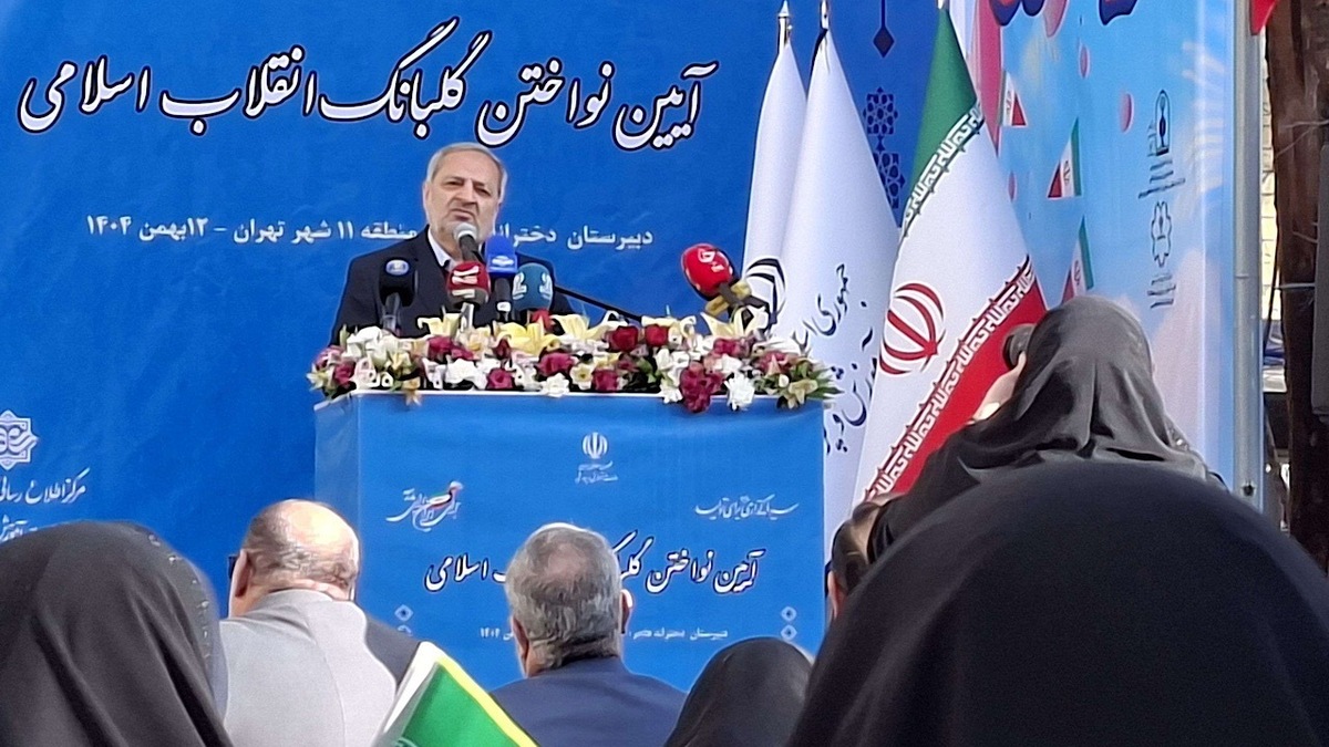 آئین نواختن گلبانگ انقلاب اسلامی صبح امروز ۱۲ بهمن در دبیرستان دخترانه دوره اول هاجر برگزار شد.