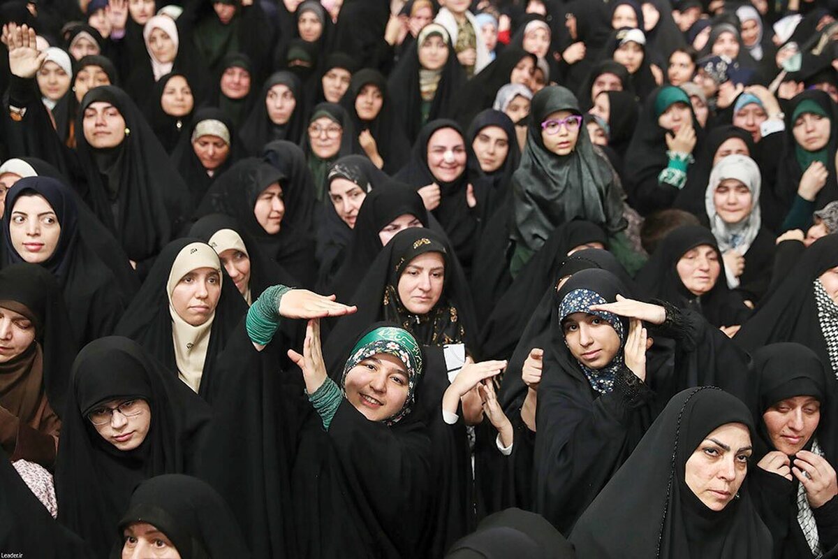 زن، دستش را به زیلوی یزدی روی زمین می‌کشد و ریش‌ریش کنارش را صاف می‌کند. نه در فکر است ونه دغدغه چیزی را دارد. تمام‌قد صحبت‌ها را گوش می‌کند. حتی تسبیح هم نیاورده که همزمان ذکر بگوید. ذکرش شده صاف کردن زیلویی که سال‌هاست دیدارهای این حسینیه را شاهد بوده‌اند. صدا کردن همراهش را هم به سختی شنید و پاسخ گفت.