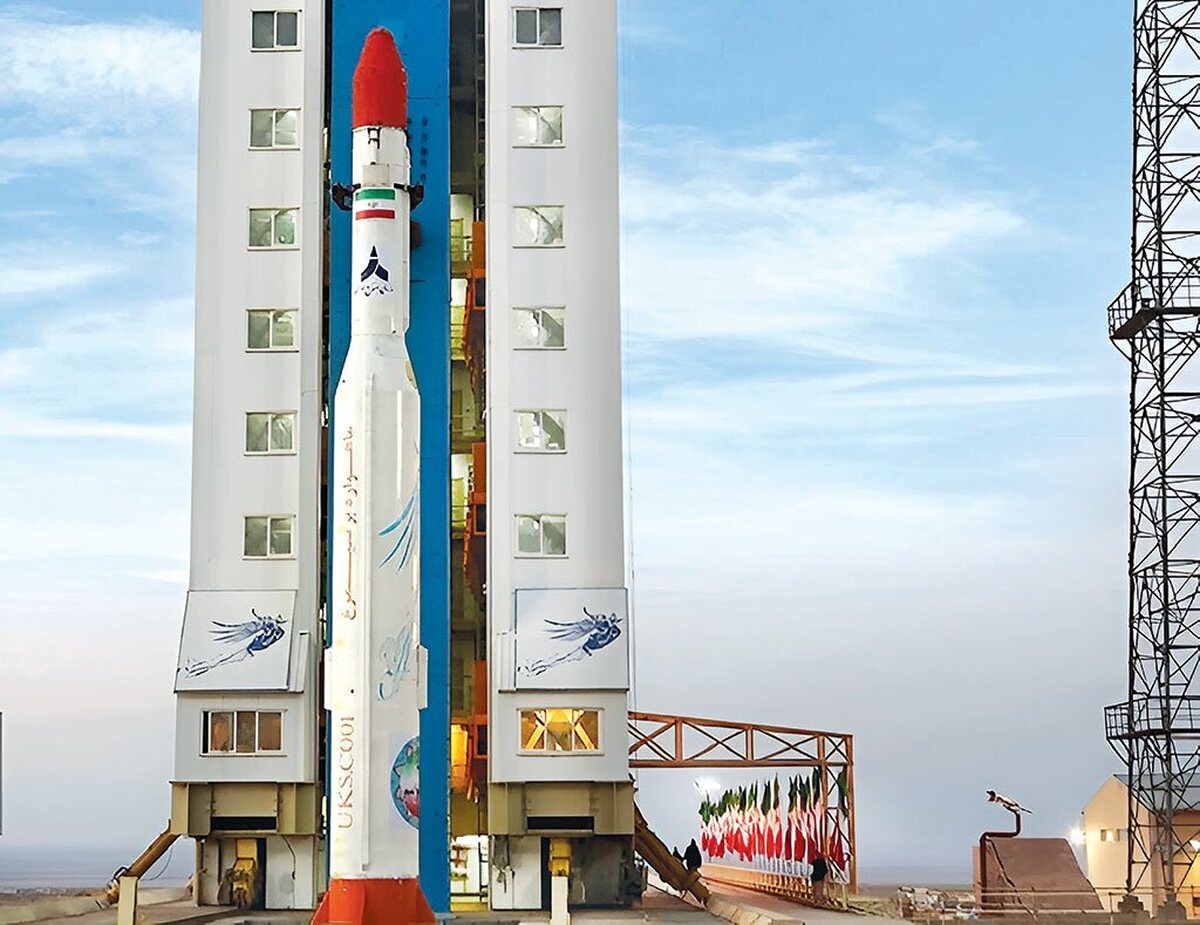 به مناسبت فرارسیدن روز ملی فناوری فضایی و همزمانی آن با ایام مبارک دهه فجر انقلاب اسلامی، مروری بر مسیر رشد و دستاوردهای صنعت فضایی ایران، تصویری روشن از یکی از حوزه‌های راهبردی و دانش‌بنیان کشور ارائه می‌دهد؛ حوزه‌ای که پس از انقلاب با تکیه بر توان داخلی، نیروی انسانی متخصص و زیرساخت‌های بومی شکل گرفت و در دو دهه اخیر شتاب قابل‌توجهی پیدا کرده است. از طراحی و ساخت ماهواره‌ها و پرتابگرهای بومی تا توسعه ایستگاه‌های زمینی و گسترش کاربرد داده‌های ماهواره‌ای در کشاورزی، مدیریت شهری و پایش منابع طبیعی، صنعت فضایی به یکی از نمادهای پیشرفت فناورانه کشور تبدیل شده است.