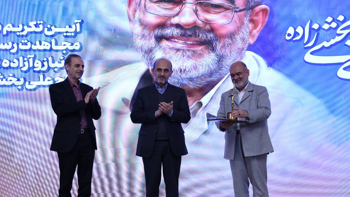 رئیس سازمان صداوسیما با بیان آنکه رسانه ملی طی چند سال گذشته، در کوره آزمون‌هایی دشوار گداخته شد و روز‌هایی سخت را پشت‌سر گذاشت، در کانون هجمه‌ها قرارگرفتن آن را خصیصه جایگاه این رسانه دانست و تأکید کرد، دشمن بیرونی نقش رسانه ملی را در خنثی‌سازی اهدافش به‌خوبی دیده و جایگاه و تأثیر سازمان صداوسیما را دریافته است؛ همان‌گونه که در فتنه اخیر نیز آنان و عوامل آموزش‌دیده‌شان به اهمیت این سازمان واقف بودند و ازهمین‌رو نوک پیکان حملاتشان را به‌سوی روشنگری و صیانت صداوسیما از هویت و انسجام ملی گرفتند؛ وظیفه‌ای که از آن کوتاه نمی‌آییم.