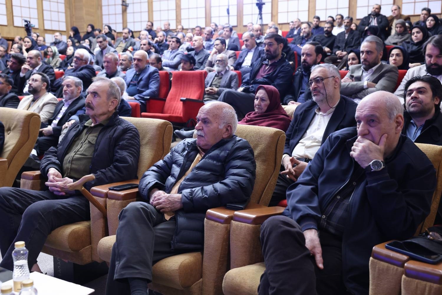 از روشنگری توطئه‌های دشمن و صیانت از انسجام ملی کوتاه نمی‌آییم