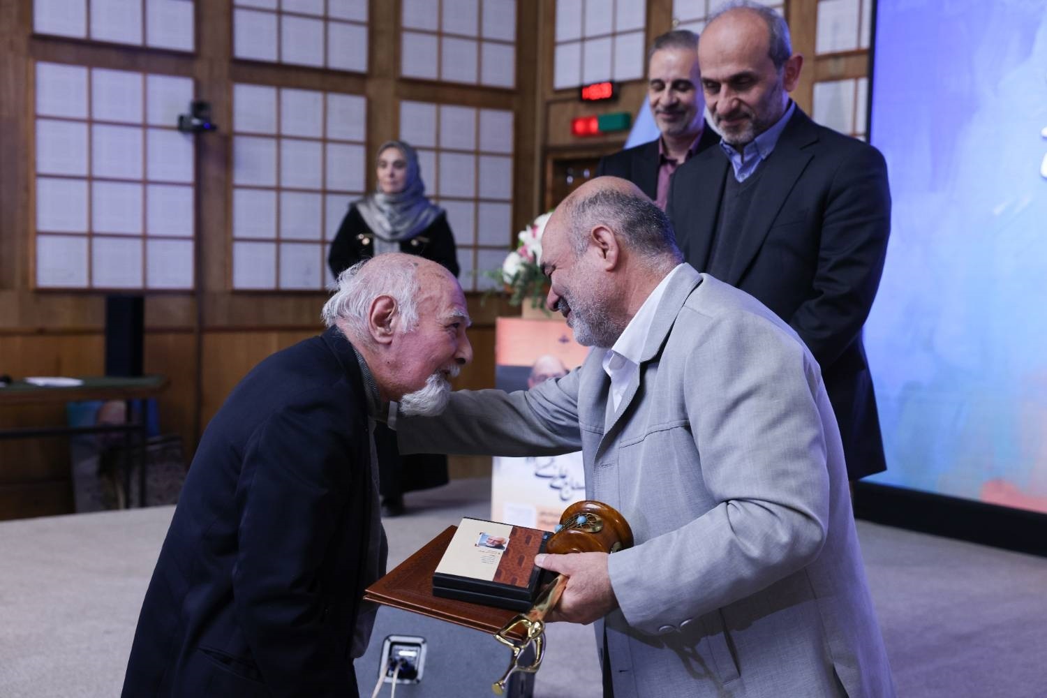 از روشنگری توطئه‌های دشمن و صیانت از انسجام ملی کوتاه نمی‌آییم