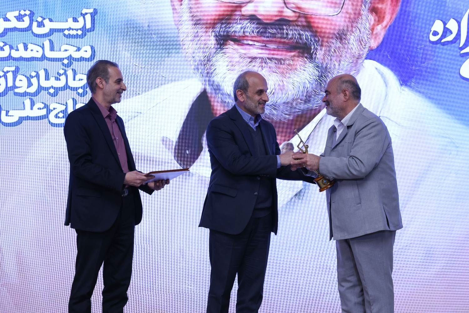 از روشنگری توطئه‌های دشمن و صیانت از انسجام ملی کوتاه نمی‌آییم