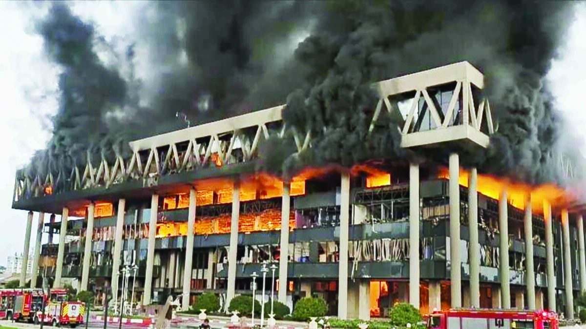 ماجرا به ظاهر از یک خطای نابخشودنی در برنامه‌ای تلویزیونی شروع شد. پس از پخش برنامه‌ای از شبکه افق با محتوایی موهن، سازمان صداوسیما بدون تعلل وارد عمل شد. مدیر شبکه افق به‌دلیل سهل‌انگاری و بی‌توجهی در مدیریت محتوای برنامه «خط‌خطی» ازمسئولیت خودعزل وپخش این برنامه نیزبه‌طورکامل متوقف شد.