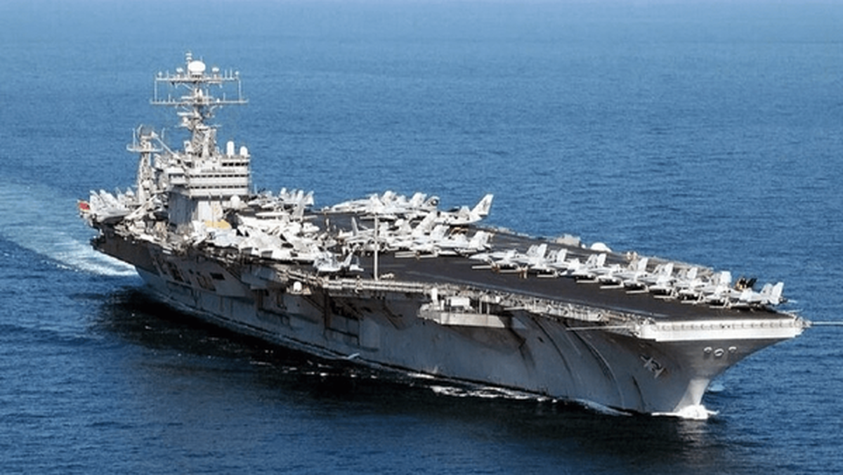 یک منبع نظامی از عقب‌نشینی ناوگروه آبراهام لینکلن به آب‌های جنوب یمن خبر داد.