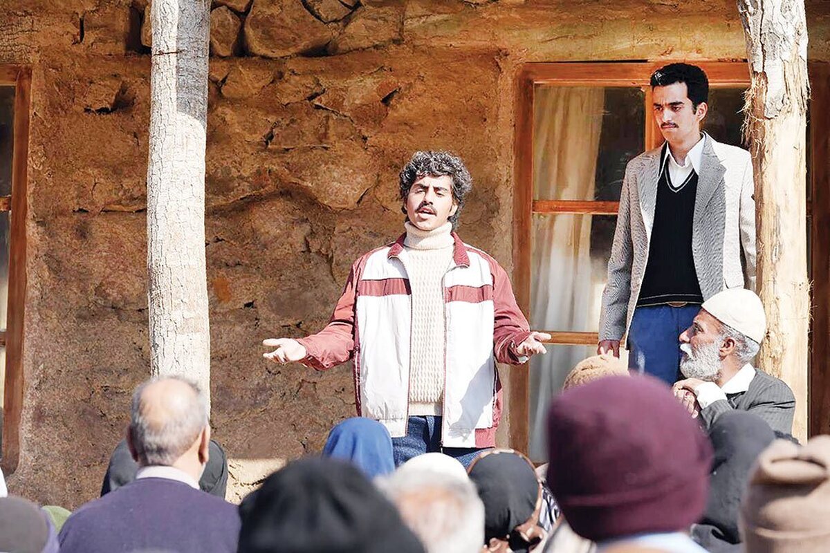 فیلم سینمایی «کوچ» به کارگردانی محمد اسفندیاری و تهیه‌کنندگی مهدی مطهر که در بخش مسابقه چهل‌وچهارمین جشنواره فیلم فجر حضور دارد، تلاشی است برای بازخوانی زندگی سردار سلیمانی از نقطه‌ای کمتر دیده‌شده‌؛ از کودکی و سال‌های شکل‌گیری شخصیت. این فیلم در اطراف امامزاده موسی(ع) در روستای هیو و بخش‌هایی از کرمان فیلمبرداری شده و به‌طور آگاهانه از روایت‌های مرسوم قهرمان‌پرور فاصله گرفته است.