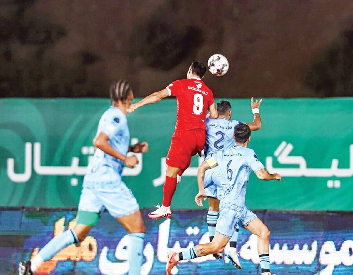 تیم‌های بالانشین لیگ برتر هر هفته با نتایجی که می‌گیرند، معادلات قهرمانی را پیچیده‌تر می‌کنند. تا قبل از بازی‌های این هفته و به‌دلیل فاصله بسیار کم تیم‌ها، گفته می‌شد که رقابت قهرمانی تازه شروع شده. با نتایجی که این هفته رقم خورد، تراکتور را فعلا باید برنده بزرگ هفته نوزدهم دانست.