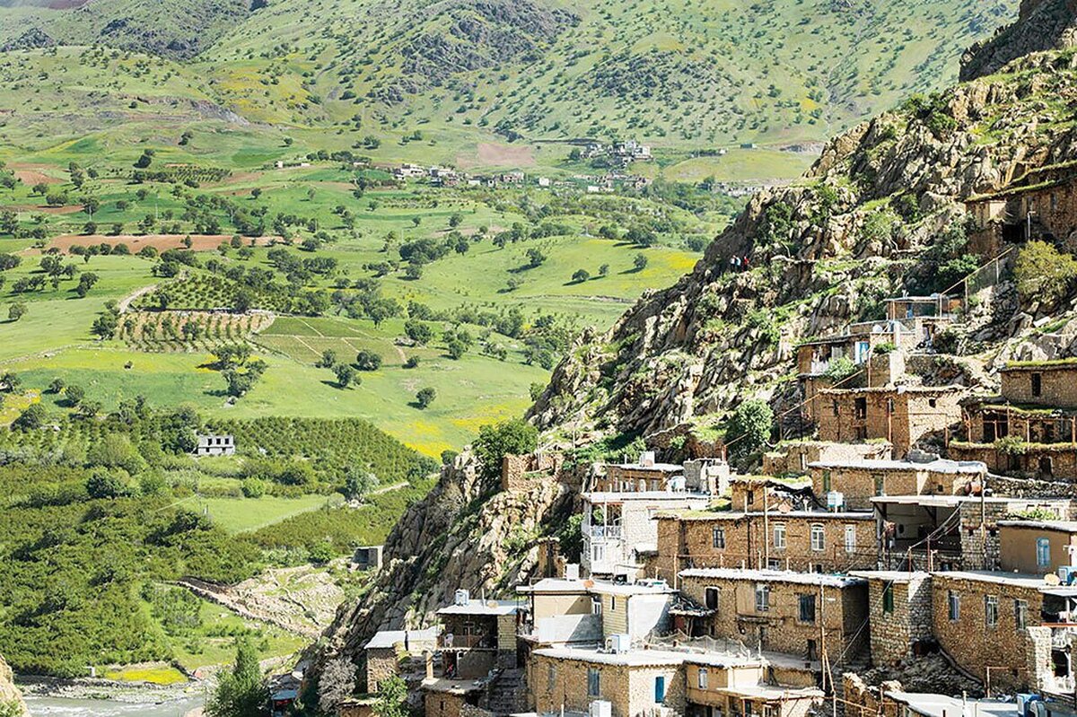 ایران ۱۳۵۷، کشوری بود با استان‌ها و روستاهایی که مانند جزیره‌های کوچک، در میان اقیانوسی بی‌کران از محرومیت پراکنده بودند. روستاهای دورافتاده، مناطق مرزی و جغرافیاهای صعب‌العبور، نه در اولویت برنامه‌ریزی بودند و نه در محاسبات توسعه تا خدماتی به آن برسانند. انقلاب اسلامی اما با طرح یک مطالبه بنیادین و شعار عدالت و رفع فقر ساختاری، این سیستم تثبیت‌شده را برهم زد.