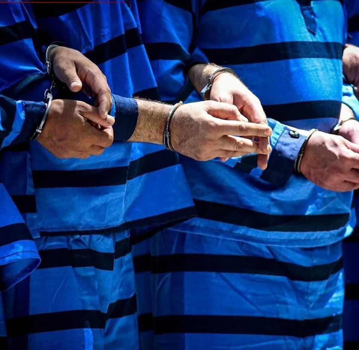 فرمانده انتظامی استان گفت: ماموران پلیس امنیت استان با انجام اقدامات اطلاعاتی و فنی دقیق در یک عملیات ضربتی ۵ نفر از عاملان اصلی به آتش کشیدن کیوسک پلیس و ساختمان شهرداری منطقه یک کرج را شناسایی و دستگیر کردند.