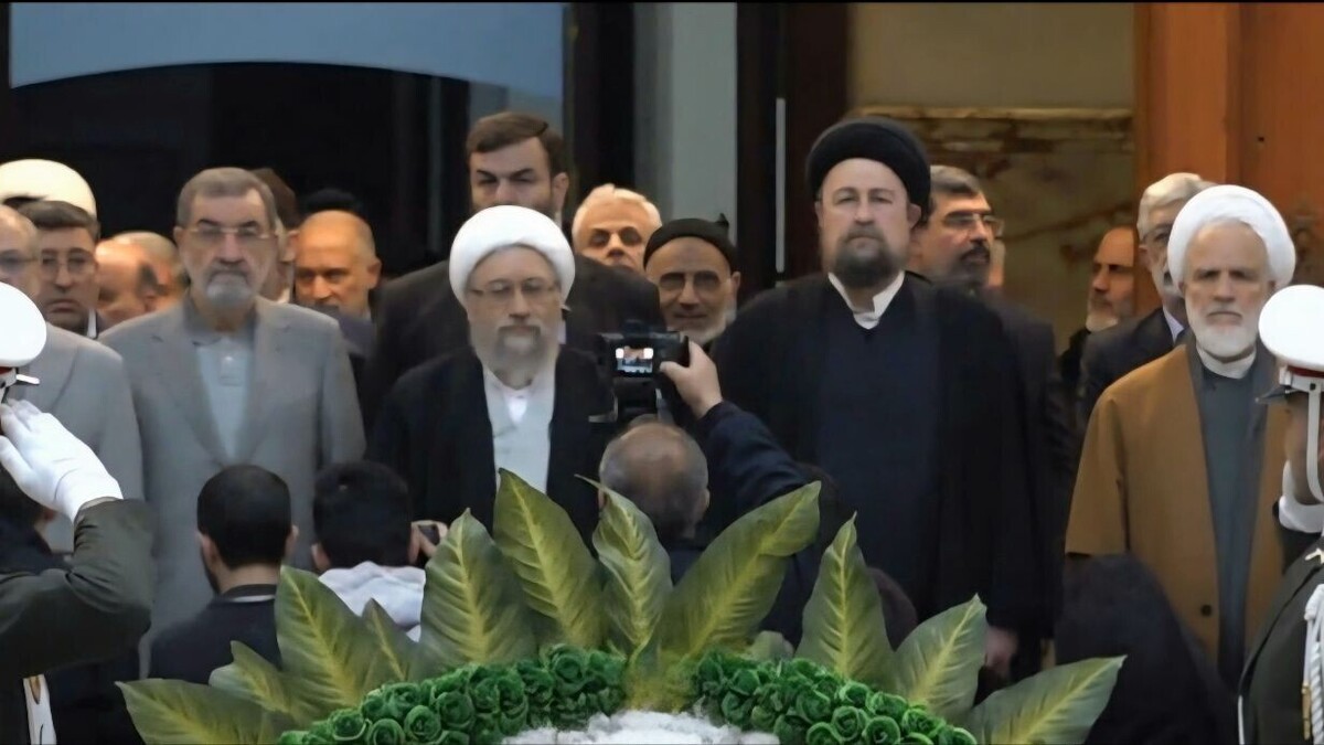 همزمان با ایام الله دهه مبارک فجر رئیس و اعضای مجمع تشخیص مصلحت نظام با حضور در حرم مطهر امام خمینی (ره) با آرمان‌های والای بنیانگذار جمهوری اسلامی تجدید میثاق کردند.