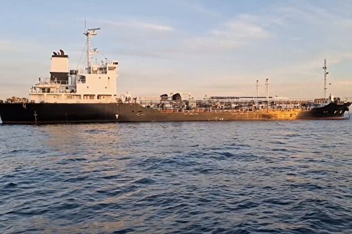 رزمندگان منطقه دوم امام حسن مجتبی علیه السلام نیروی دریایی سپاه پاسداران انقلاب اسلامی دو شناور قاچاق سوخت را در حوالی جزیره فارسی توقیف کردند.