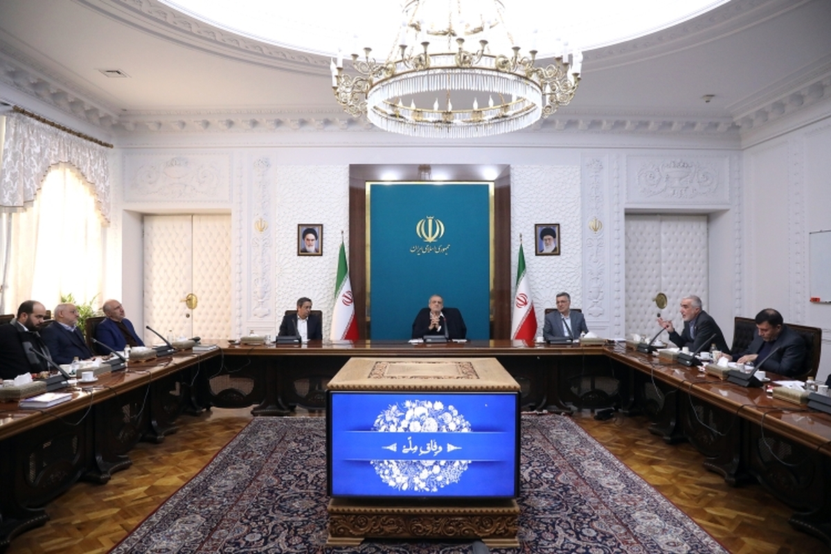 رئیس جمهور با تأکید بر ضرورت افزایش سرمایه‌گذاری در صنعت داروسازی به‌منظور تقویت زنجیره تولید، دستورات مهمی در زمینه تأمین ارز مورد نیاز دارو و تجهیزات پزشکی، اصلاح نحوه تخصیص آن و حل مشکل نقدینگی فعالان این صنعت را صادر کرد.