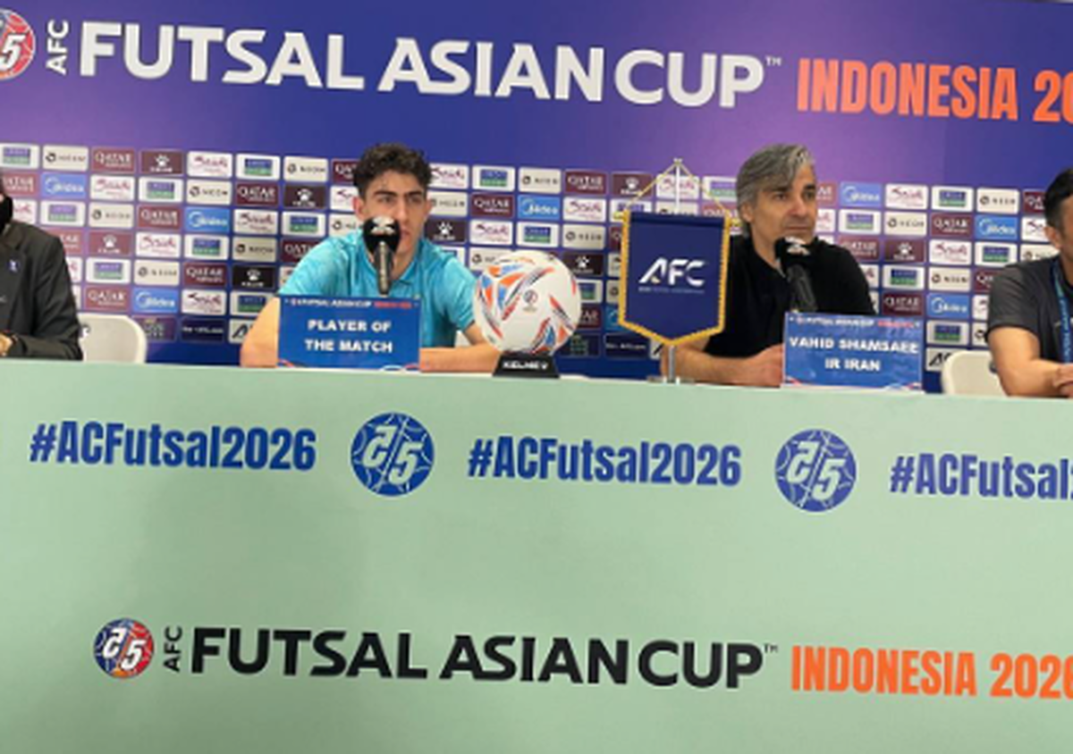 سرمربی و بازیکن تیم ملی فوتسال ایران پس از پیروزی مقابل عراق و صعود به فینال، در نشست خبری درباره عملکرد تیم، شرایط بازی و هدف قهرمانی صحبت کردند.