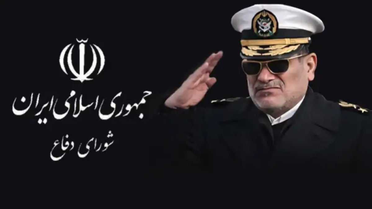 دریابان شمخانی با حکم رئیس‌جمهور دبیر شورای دفاع شد.