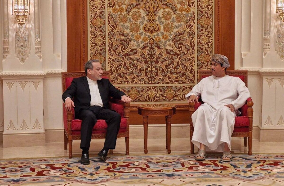 وزیر امور خارجه جمهوری اسلامی ایران به منظور شرکت در گفت‌ وگوهای (غیرمستقیم) هسته‌ای با هیات آمریکایی وارد مسقط پایتخت عمان شد.