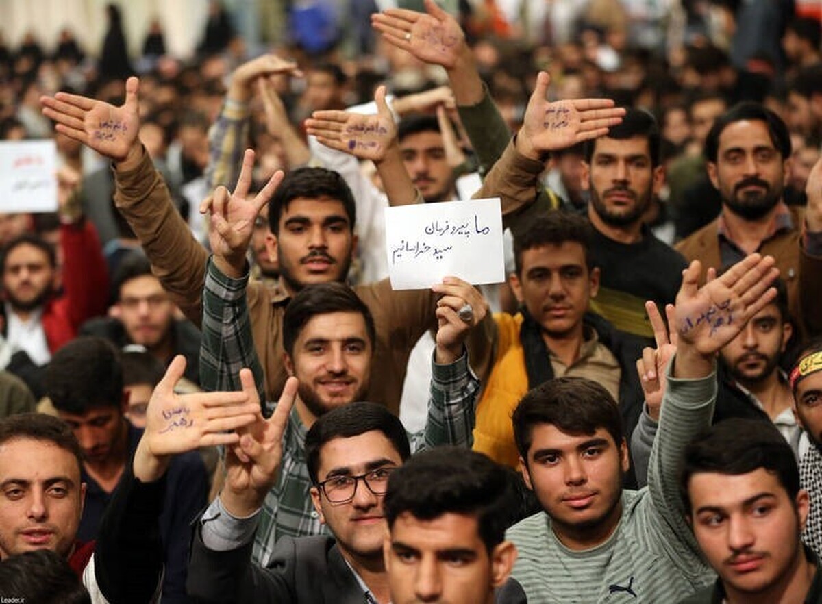 برخی این ذهنیت را مطرح می‌کنند که این انقلاب را افرادی قبول دارند که جز نسل‌های گذشته بودند و الآن در اقلیت هستند و نسل الان خواهان این وضعیت چنین حکومتی نیست؛ در حالی که این ذهنیت بر دو پیش فرض استوار شده که هر دو نادرست است، نخست آنکه کسانی که انقلاب را قبول داشتند، جزو نسل گذشته بودند و دیگر آنکه کسانی که انقلاب را قبول دارند در اقلیت هستند و نسل کنونی خواهان تغییر حکومت هستند که در قالب چند نکته به توضیح آن می‌پردازیم.