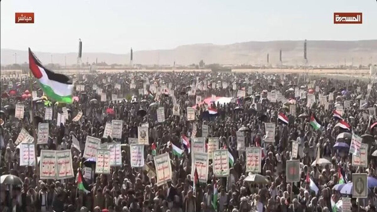 شمار بسیاری از مردم یمن امروز(جمعه) در حمایت از ملت فلسطین به خیابان‌ها آمدند.