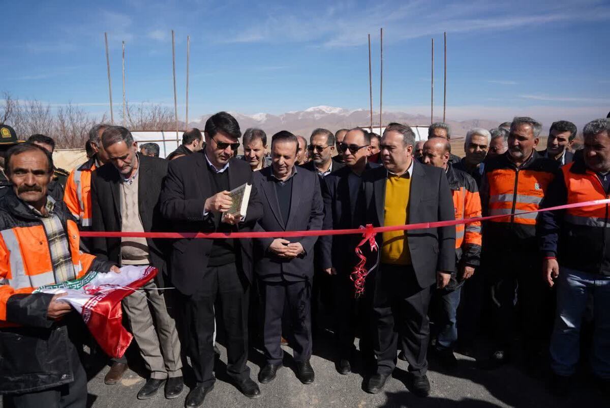 آیین افتتاح و بهره‌برداری از پروژه‌های عمرانی دهیاری‌های بخش مرکزی شهرستان آوج با حضور محمد نوذری استاندار قزوین ،عباسپور نماینده مردم شریف بویین زهرا و آوج ،فتح خانی فرماندار شهرستان آوج و جمعی از مدیران و مسئولان برگزار شد.