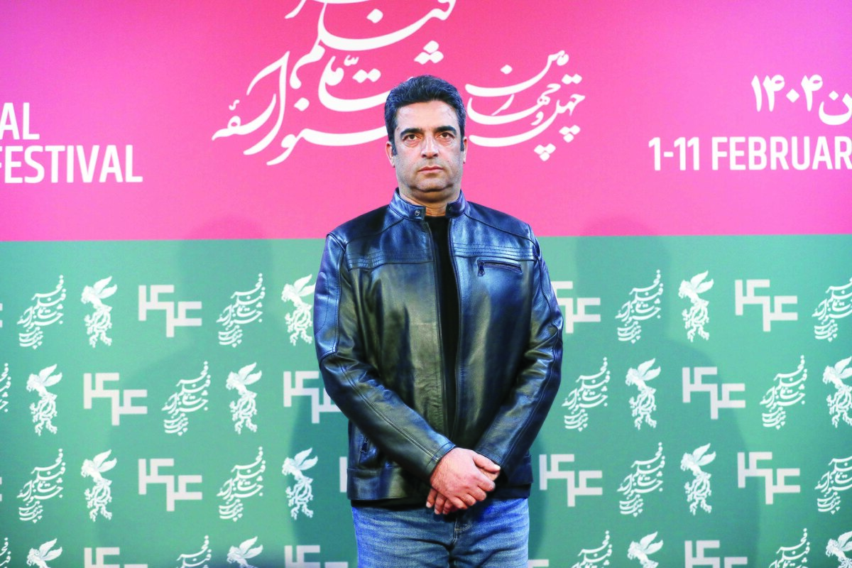 جشنواره فجر ۴۴ درست در شرایطی برگزار شد که دشمنان این مرز و بوم حوادث تلخی برای کشور رقم زدند؛ حوادثی که به تعبیر رهبر معظم انقلاب شبه کودتا بود و طی آن تروریست‌ها صدها نفر را به خاک و خون کشیدند. در این میان عده‌ای از وطن‌فروشان و لشکر سایبری‌های مزدور که خواهان تعطیلی کشور بودند، نوک تیز حملات ناجوانمردانه خود را متوجه سینماگران کشور کردند.