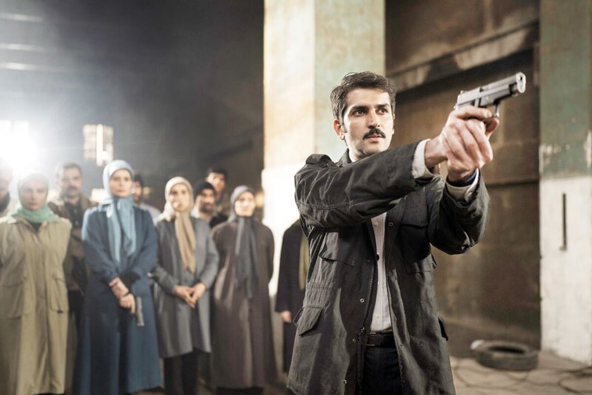 ایران در دهه‌‌های ۴۰ الی ۶۰ با حوادث پیچیده، سنگین و حملات ترکیبی دشمن روبه‌رو شد. یکی از اصلی‌ترین دشمنان انقلاب نوپای مردم ایران، گروهک منافقین یا سازمان به‌اصطلاح مجاهدین خلق بود. رفتار این گروهک به کشتار و بمب‌گذاری محدود نبود و جنایت‌های دیگری کارنامه سیاه آنها را پر کرده است. هرچند چهره کریه منافقین برای ایرانی‌ها آشکار است اما جنایت‌های بی‌حد و حساب آنها برای بسیاری از جوانان روشن نیست.