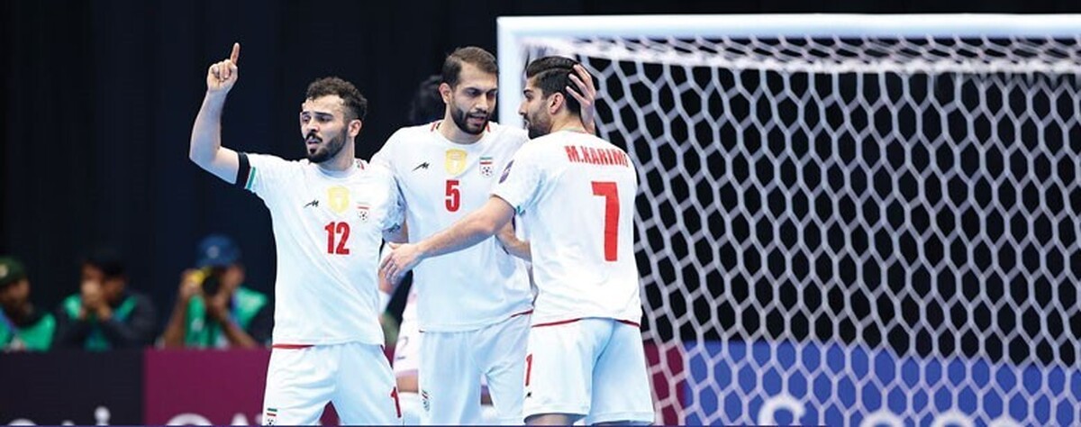 چهاردهمین و البته شیرین‌ترین قهرمانی بروبچه‌های فوتسال ایران با طعم اضطراب، دلهره و البته فریاد پرشور پیروزی در جاکارتا آره‌نا به دست آمد.هیچ کس فکر نمی‌کرد فینال هجدهمین دوره فوتسال قهرمانی آسیا، تبدیل به مهیج‌ترین فینال تمام ادوار این تورنمنت شود. یک رقابت پایاپای، حساس و نفسگیر بین ایران و اندونزی که در هر دو نیمه وقت‌های قانونی و اضافی‌اش و البته ضربات پنالتی، نمی‌شد حدس زد کدام تیم قهرمان می‌شود اما خوشحالیم که آخرین گل را ما زدیم.