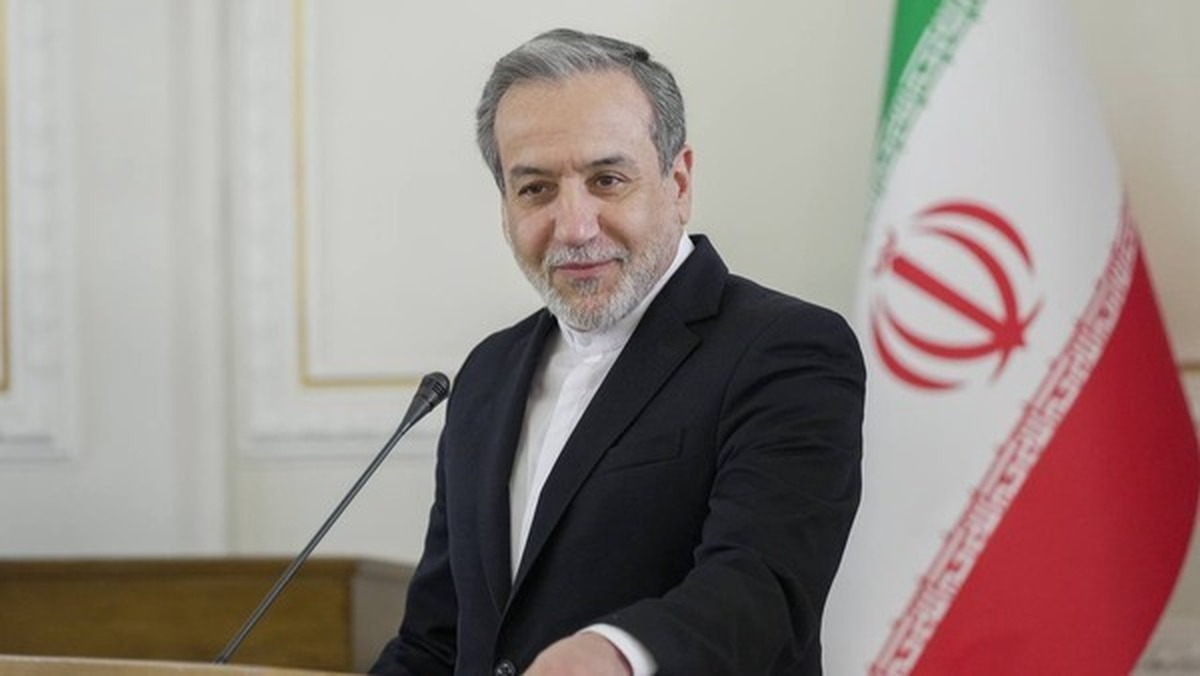 وزیر امور خارجه با اشاره به اینکه شعار اصلی مردم در جریان انقلاب، «استقلال، آزادی، جمهوری اسلامی» بود، گفت: بحث آزادی و درخواست برای جمهوری اسلامی طبیعی است، اما چرا شعار مردم درخواست استقلال بود؟ به این دلیل که یک تجربه بسیار تلخ در دو سه سده قبل از انقلاب برای مردم وجود داشت و نظام خود را دارای استقلال واقعی نمی‌دانستند و چنین استقلالی را مشاهده نمی‌کردند.