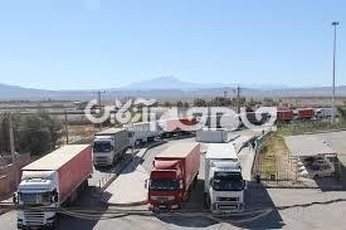 مدیرکل صنعت، معدن و تجارت استان با تشریح آخرین آمارهای گمرکی اعلام کرد: در ۸ ماهه امسال، صادرات استان بدون احتساب گاز و مشتقات آن از طریق کارت‌های بازرگانی و مبادی گمرکی به بیش از ۴.۵ میلیارد دلار رسیده و واردات استان نیز در همین مدت بالغ بر ۷۳۵ میلیون دلار بوده است.