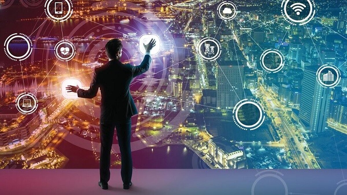 در عصر حاضر که سرعت تغییرات تکنولوژیک سرسام‌ آور است، بازار کسب و کار نیز از این قاعده مستثنی نیست. شرکت‌ها و سازمان‌ها برای بقا و پیشرفت در این محیط رقابتی، ناگزیر به پذیرش و به‌کارگیری نوآوری‌های فناورانه هستند. یکی از حوزه‌هایی که تکنولوژی تحولات عمیقی در آن ایجاد کرده، مدیریت ارتباط با مشتری است.