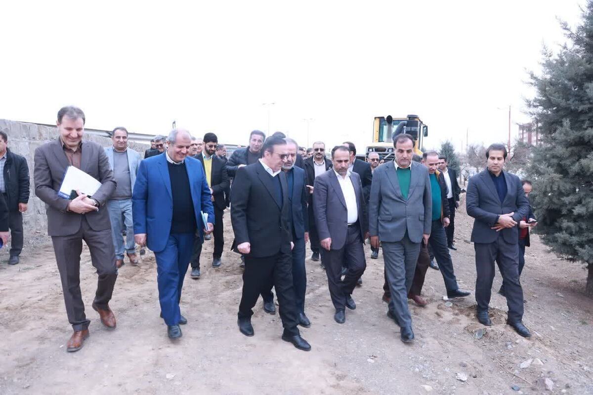 در سومین روز از ایام الله دهه فجر پارک شهر محمدیه با حضور نوذری استاندار قزوین افتتاح شد.