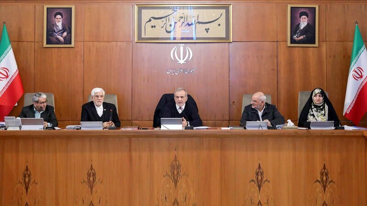 با تأکید رئیس‌جمهور و تصویب هیئت وزیران، عیدی کارکنان دولت به ۱۰ میلیون تومان افزایش یافت.