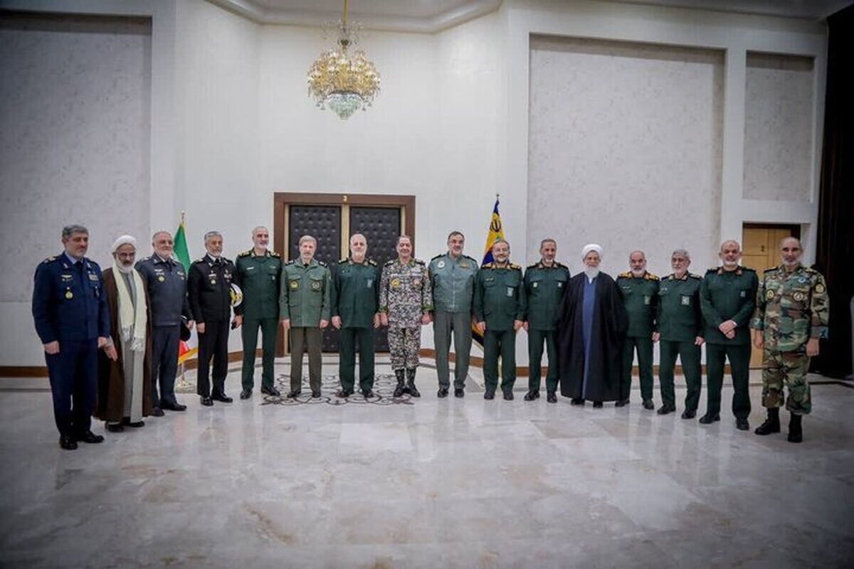بمناسبت میلاد باسعادت امام حسین (ع) و روز پاسدار، فرمانده کل ارتش جمهوری اسلامی و جمعی از فرماندهان نیروهای مختلف، با فرمانده کل سپاه و فرماندهان این نهاد انقلابی دیدار و گفت‌وگو کردند.