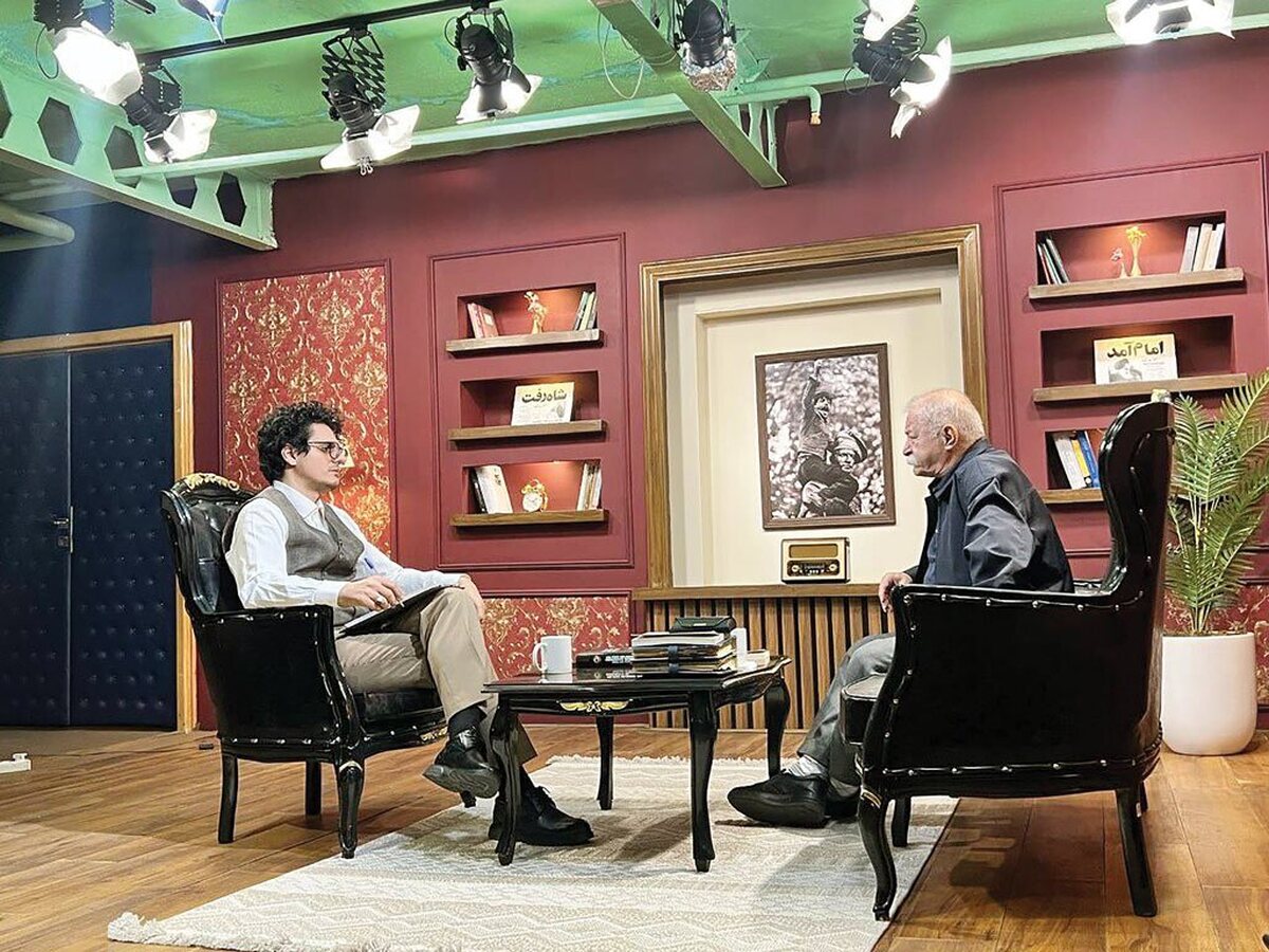 مقابله با تطهیر پهلوی، یکی از محورهای تولید محتوا در سند تحول رسانه‌ملی است. بر این‌ اساس، با توجه ‌به این‌که در سال‌های اخیر حجم تلاش‌ها برای تحریف و تطهیر پهلوی در ابعاد مختلف بیشتر شده، لزوم تولید محتوا برای تبیین درست تاریخ نیز بیشتر احساس می‌شود. در حقیقت باید با شفاف‌سازی، ذهنیت افکار عمومی به‌خصوص جوانان و نوجوانان را تصحیح کرد.برنامه دودمان را که به‌مناسبت دهه پیروزی انقلاب هر روز از شبکه افق پخش می‌شود، می‌توان یکی از آشکارترین گام‌های تلویزیون در این زمینه دانست.