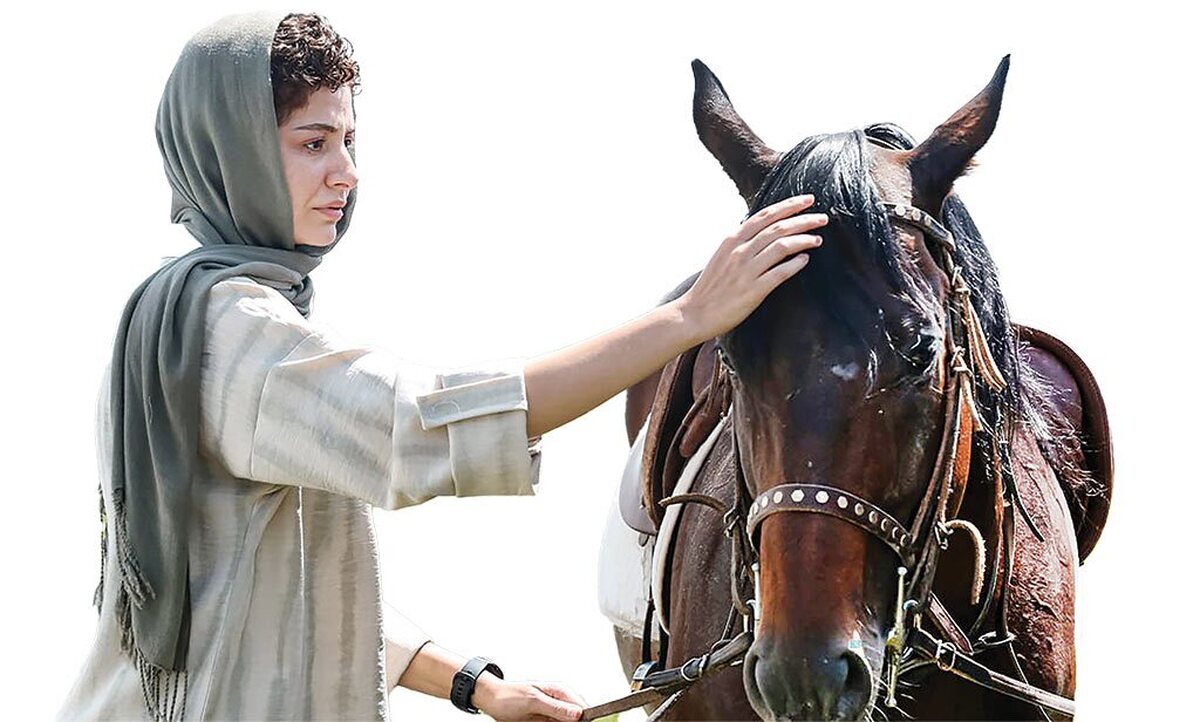 «حال خوب زن» یکی از آثار برجسته و جسورانه چهل‌وچهارمین جشنواره فیلم فجر به نویسندگی مهدی برزکی و تهیه‌کنندگی حسین کاکاوند است که با رویکرد دقیق روان‌شناختی و مینیمالیستی به بحران‌های درونی زوج جوان شهری می‌پردازد. هسته مرکزی روایت بر جست‌وجوی هویت مستقل زنانه و مرزهای شکننده صمیمیت و قدرت جنسیتی متمرکز است و در بافت پیچیده فرهنگی ــ اجتماعی ایران، با ادغام هوشمندانه خرده‌روایت‌ها (جلسات درمانی، تعاملات کلینیک و خرده‌روایت اسب)، تصویری لایه‌دار و امیدبخش از مواجهه با تروما ارائه می‌دهد.