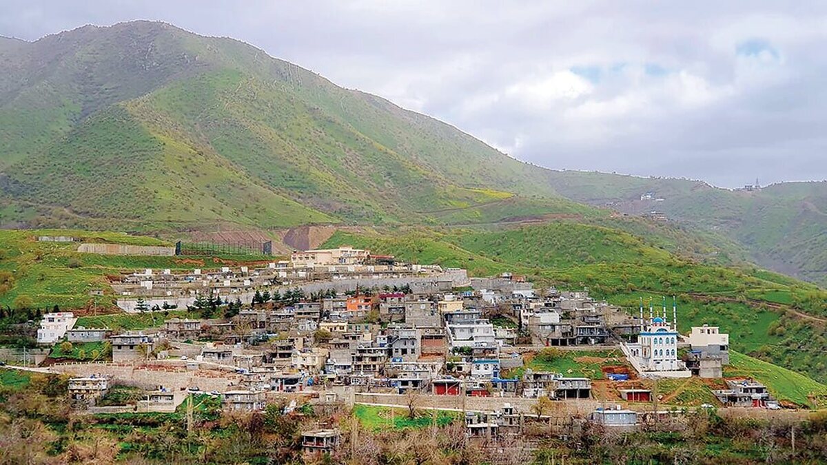 در جغرافیایی که تا پیش از انقلاب اسلامی، «روستا» مترادف با محرومیت، مهاجرت اجباری و قطع ارتباط با بازار و تصمیم‌سازی بود، امروز نشانه‌هایی روشن از یک دگردیسی عمیق دیده می‌شود‌؛ تغییراتی بنیادین که نام آن «روستای هوشمند» است. در استان‌های کردستان و آذربایجان‌غربی، اتصال اینترنت پرسرعت، شکل‌گیری شبکه‌های اشتغال دیجیتال و فروش آنلاین تولیدات محلی، معادله ماندگاری جمعیت به‌ویژه جوانان را تغییر داده است.