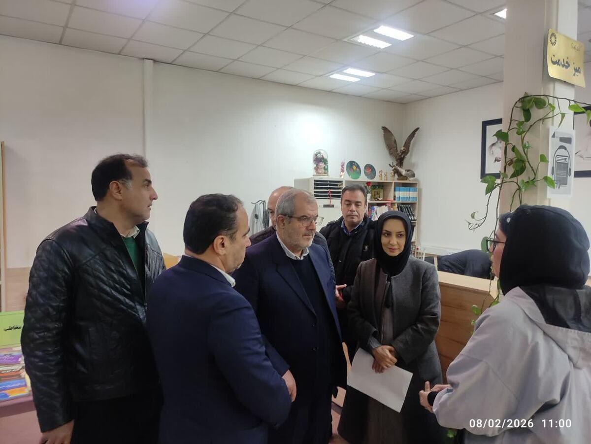 فرماندار شهرستان البرز در جریان بازدید از کتابخانه یادگار امام(ره)، با حضور در سالن مطالعه، با دانش‌آموزان و دانشجویانی که مشغول مطالعه و فعالیت‌های آموزشی بودند، به گفت‌وگویی صمیمی و چهره‌به‌چهره پرداخت.