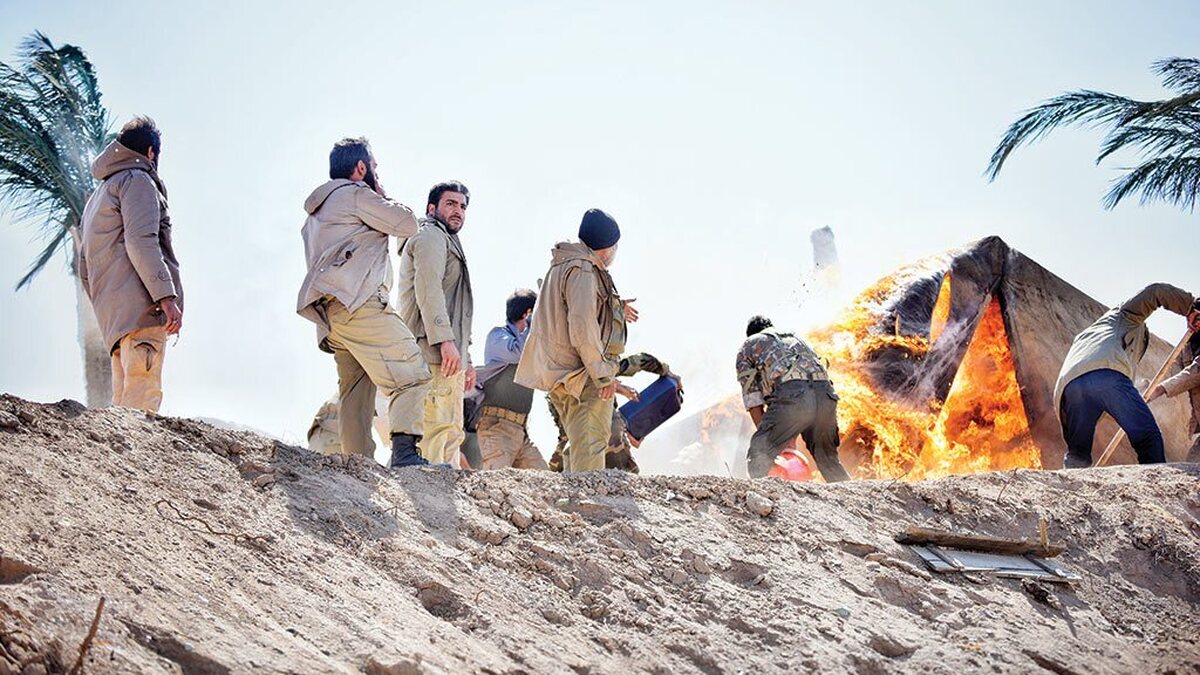 جنگ فقط میدان گلوله و آتش نبود؛ میدان اندیشه و خلاقیت هم بود. سال‌هایی که تحریم و کمبود، دست رزمندگان را خالی گذاشته بود، جوانانی قد علم کردند که به‌جای تسلیم‌شدن، ساختن را انتخاب کردند. کتاب بساز و نفروش‌ها روایت همین جوان‌هاست؛ روایت علی حمامی، رزمنده‌ای که با آچار و خلاقیت، کمبودهای جبهه را به فرصت تبدیل کرد و نشان داد اعتماد به جوانان، می‌تواند معادلات یک جنگ را تغییر دهد. این گزارش، مروری است بر بخشی از آن روایت‌ها؛ از کارگاه‌های ساده تا قایق‌هایی که راه عبور از هورالعظیم را هموار کردند.